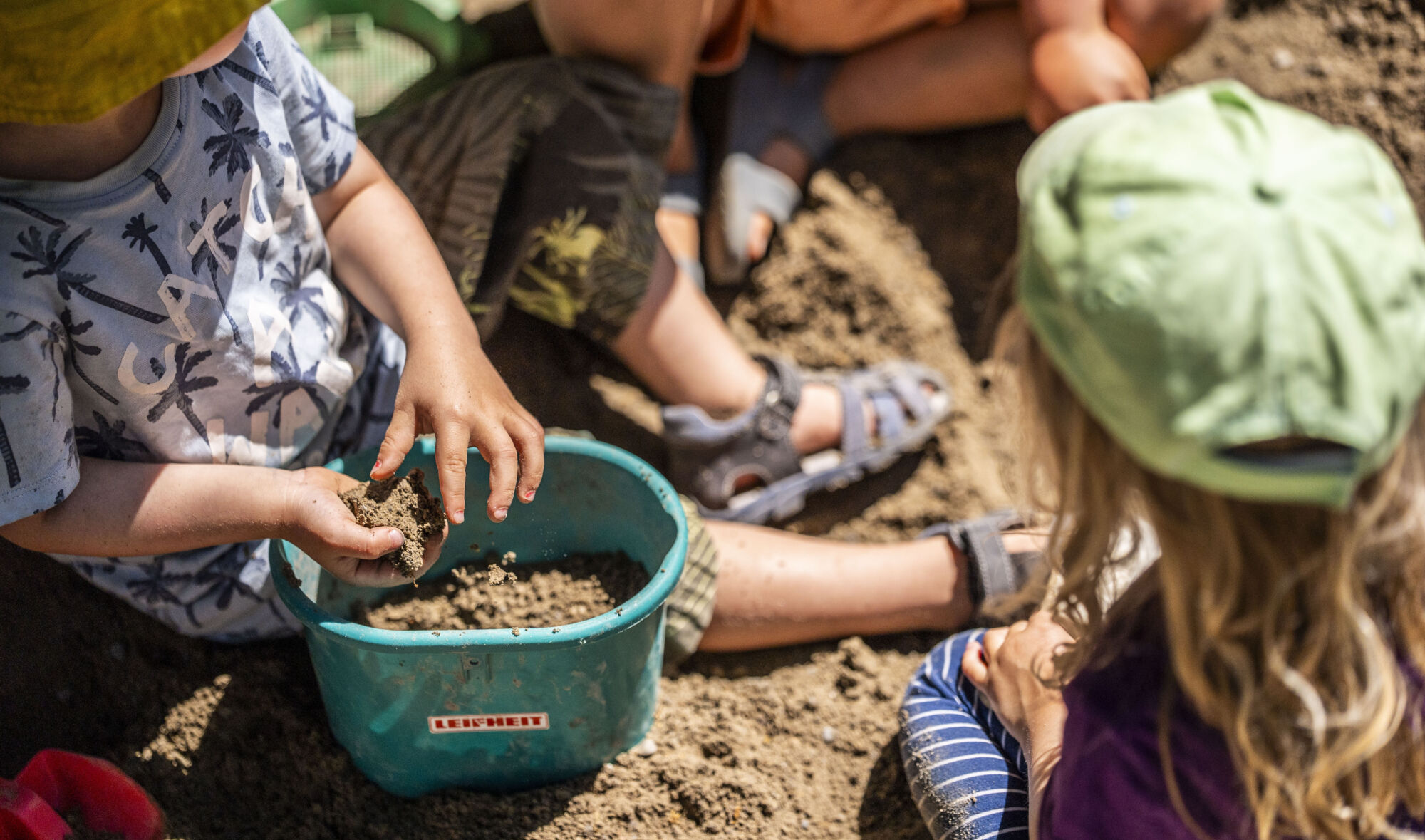 Kinder im Sandkasten